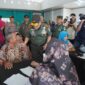 Mayor Jenderal TNI Niko Fahrizal, M.Tr.(Han), memimpin langsung pelaksanaan Bakti Kesehatan berupa Operasi Katarak dalam rangka memperingati Hari Ulang Tahun (HUT) ke-79 