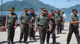 Mayor Jenderal TNI Niko Fahrizal, M.Tr. (Han), menghadiri acara Sea Trial atau uji coba pemeliharaan alat angkutan air Bekangdam IM Tahun Anggaran 2024. di Dermaga Kompi Angkutan Air Denjasaang IM/B, Banda Aceh, pada Kamis (26/09/24) pagi.