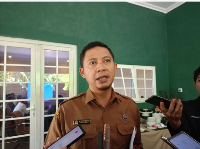 Kepala DINKOPUKMPERINDAG Kota Serang, Wahyu Nurjamil saat diwawancarai wartawan di Satu Tempat Cafe dan Resto, Senin, (21/10/2024). 