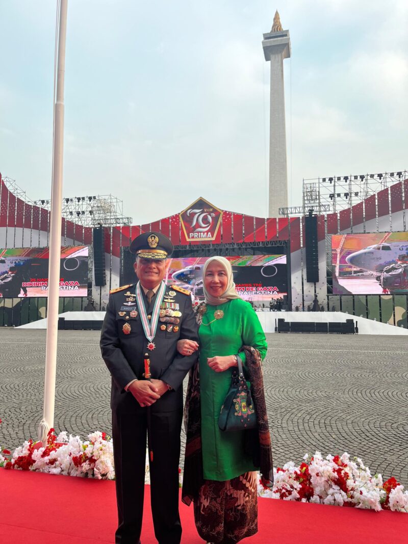 Mayor Jenderal TNI Niko Fahrizal, M. Tr. (Han), didampingi Ibu Ketua Persit Kartika Chandra Kirana Daerah Iskandar Muda Ny. Eva Niko Fahrizal turut serta dalam upacara peringatan Hari Ulang Tahun (HUT) Ke-79 Tentara Nasional Indonesia di Lapangan Silang Monumen Nasional (Monas), Jakarta.