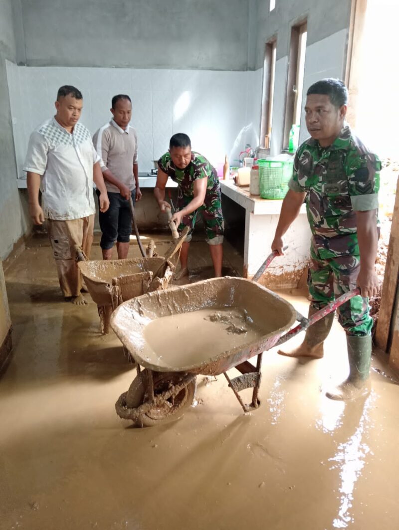 Bencana tersebut terjadi akibat curah hujan berintensitas tinggi yang memicu longsor di sekitar pemukiman warga. Material longsor merusak bagian pagar beton belakang rumah milik Suherman (40), seorang anggota Polri yang bertugas di Polres Abdya, Sabtu (05/10/24)