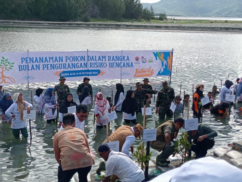 Kegiatan ini melibatkan 50 personel TNI dari Kodim 0101/KBA, dibantu oleh lebih dari 100 warga setempat yang turut serta secara aktif. Sinergi antara TNI dan masyarakat di Desa Ulee Lheue, Kecamatan Meuraxa, Kota Banda Aceh, pada Rabu (09/10/24).