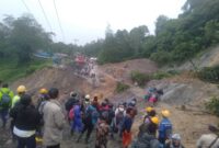  Jalan Nasional Batu Jomba, yang terletak di Kecamatan Sipirok, Kabupaten Tapanuli Selatan (Tapsel), mengalami putus total akibat longsor yang terjadi pada Jumat pagi, 11 Oktober 2024. 