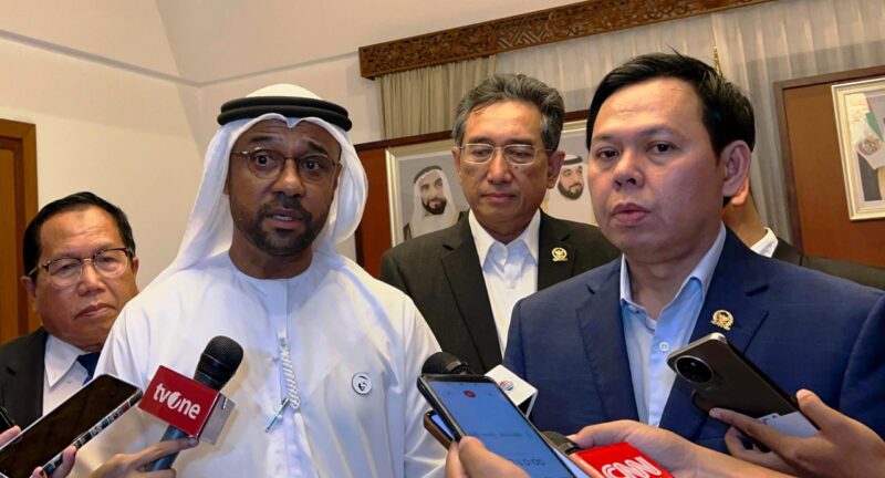 Duta Besar Uni Emirat Arab (UAE) untuk Indonesia Abdulla Salem AlDhaheri (kiri) dan Ketua DPD RI Sultan B. Najamudin (kanan) saat memberikan keterangan di Jakarta, Rabu (7/11/2024).