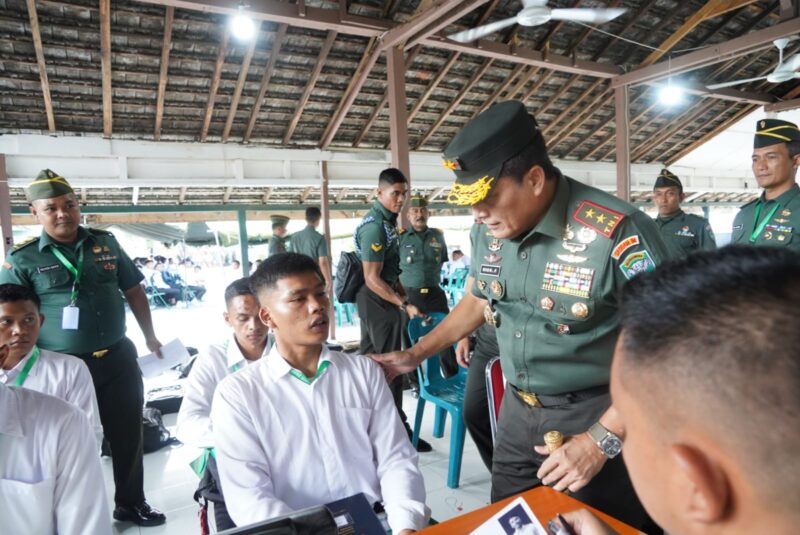 Mayor Jenderal TNI Niko Fahrizal, M.Tr. (Han) meninjau langsung pelaksanaan seleksi Calon Bintara Prajurit Karier (Secaba PK) TNI AD Gelombang II Tahun Anggaran 2024 