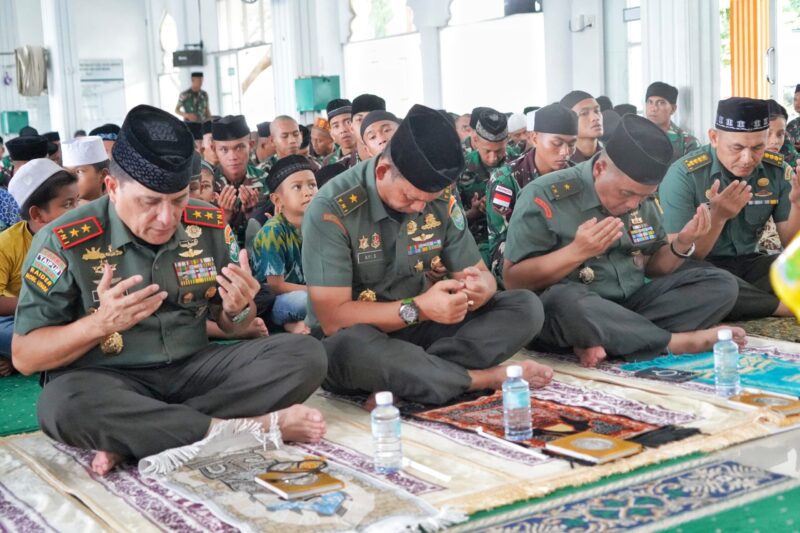 Mayor Jenderal TNI Niko Fahrizal, M.Tr.(Han)., memimpin acara doa bersama menjelang keberangkatan Satuan Tugas Pengamanan Perbatasan Republik Indonesia - Papua Nugini Kewilayahan (Satgas Pamtas RI - PNG Kewilayahan) Batalyon Infanteri 112/Dharma Jaya, 