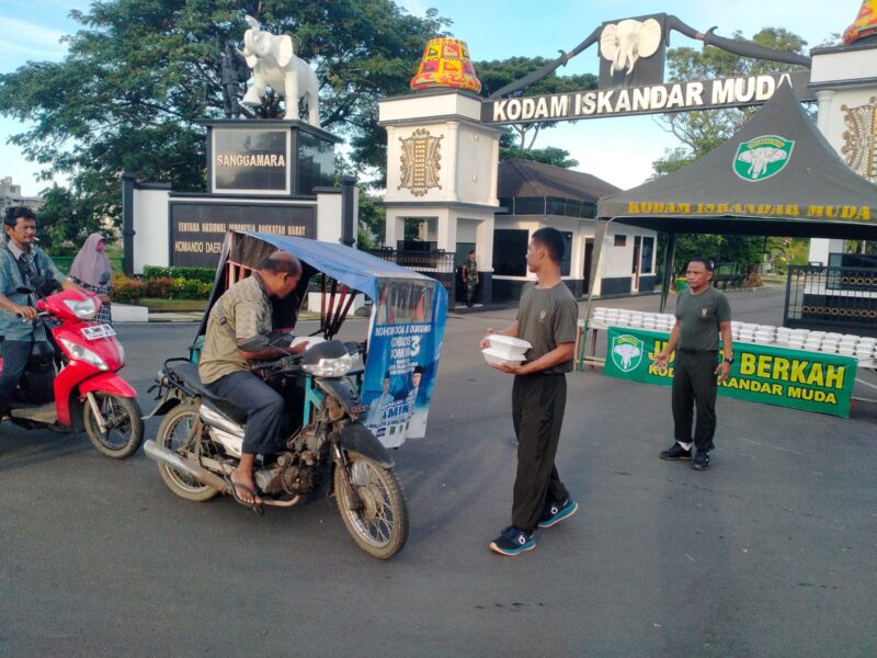  Kodam Iskandar Muda (Kodam IM) menggelar program berbagi yang rutin dilakukan setiap hari Jumat, bertajuk “Jum’at Berkah.” Pada Jumat pagi (15/11/24),