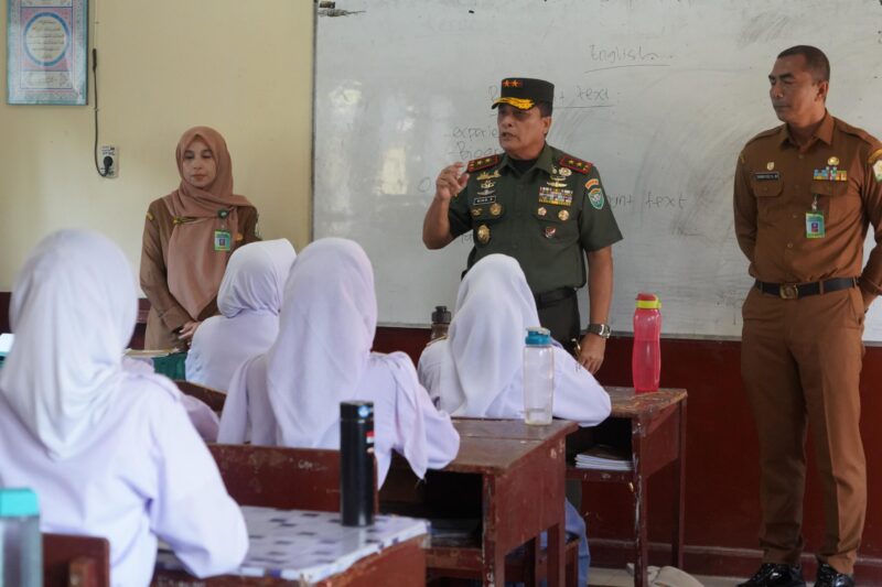  Mayor Jenderal TNI Niko Fahrizal, M.Tr. (Han), melakukan kunjungan kerja ke SMA Kartika XIV-I Banda Aceh, Senin (18/11/2024). 
