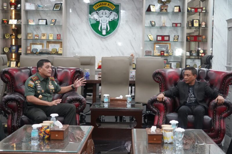 Mayor Jenderal TNI Niko Fahrizal, M.Tr.(Han)., menerima audiensi dari Komisi Independen Pemilihan (KIP) Aceh di Ruang Kerja Pangdam IM, Makodam IM, pada Selasa (19/11/2024) siang.