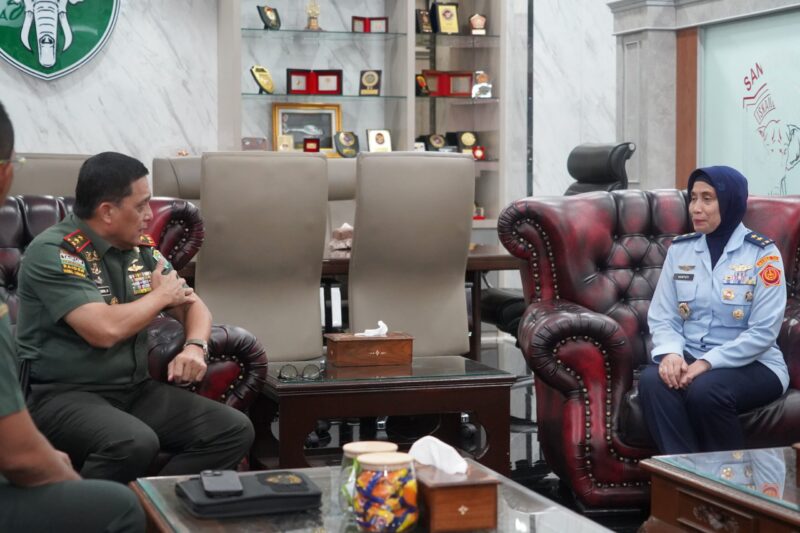 Mayor Jenderal TNI Niko Fahrizal, M.Tr. (Han), menerima audiensi dari Kepala Pusat Psikologi (Kapus Psi) TNI, di ruang kerja Pangdam IM, pada Selasa (19/11/24).