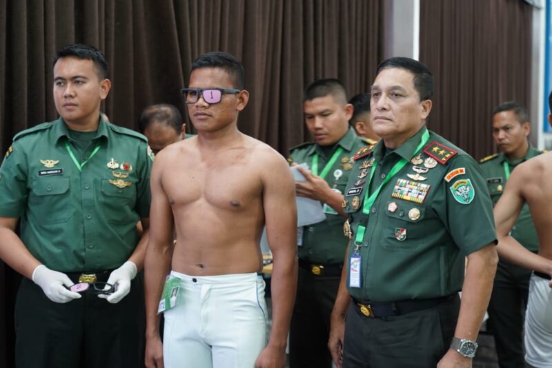  Mayor Jenderal TNI Niko Fahrizal, M.Tr.(Han)., memimpin Sidang Pantukhir Tingkat Panitia Daerah (Panda) Penerimaan Calon Bintara Prajurit Karier (Caba PK) di Gedung Malahayati Lt. 2 Makodam Iskandar, Rabu (20/11/24).