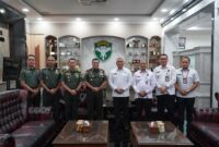 Mayor Jenderal TNI Niko Fahrizal, M.Tr.(Han) menerima kunjungan audiensi dari Ketua Tim Pemantauan Pilkada Provinsi Aceh di ruang kerja Pangdam IM, Makodam IM, Kamis (21/11/24).