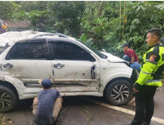 Petugas berhasil mengevakuasi sebuah mobil SUV yang masuk jurang di Pandeglang. (TLii/Ikhsan Sururi)