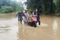 Mayor Jenderal TNI Niko Fahrizal, M.Tr. (Han), memerintahkan Komandan Korem 012/Teuku Umar untuk segera merespons bencana banjir yang melanda tiga desa di Aceh Singkil. I