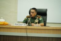 Mayor Jenderal TNI Niko Fahrizal, M.Tr. (Han), menerima paparan persiapan kegiatan Peleton Beranting Yudha Wastu Pramuka Jaya (YWPJ) Tahun 2024 