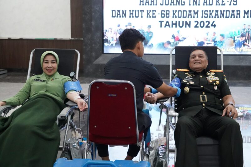 Mayor Jenderal TNI Niko Fahrizal, M.Tr.(Han), bersama Ketua Persit Kartika Chandra Kirana Daerah Iskandar Muda, Ny. Eva Niko Fahrizal, di Gedung Malahayati Lt. I dan II (VIP), Makodam IM, pada Kamis (12/12/2024).