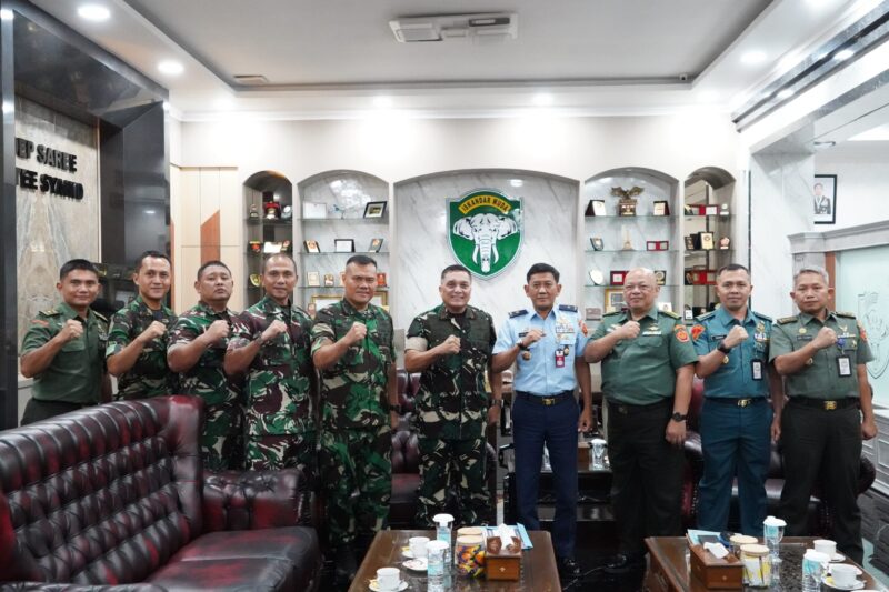 Mayor Jenderal TNI Niko Fahrizal, M.Tr.(Han), menerima kunjungan audiensi dari Tim Survei dan Pendukung Universitas Pertahanan Republik Indonesia (Unhan RI) yang dipimpin oleh Marsekal Pertama TNI Dr. E. Soni Astaryadi, S.E., M.Han., (Selasa (17/12/2024)