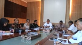 Pj. Bupati Pidie Jaya, Dr. H. T. Ahmad Dadek, SH,MH  didampingi oleh Plt. Sekda Saiful, M.Pd.dan  Inspektur  Jamian, M.Pd, rapat kerja dengan  DINSOS P3A (TAGANA, TKSK) dan BPBD, kamis ( 2-1-2024 ) . di ruang kerja Bupati.