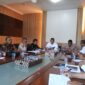 Pj. Bupati Pidie Jaya, Dr. H. T. Ahmad Dadek, SH,MH  didampingi oleh Plt. Sekda Saiful, M.Pd.dan  Inspektur  Jamian, M.Pd, rapat kerja dengan  DINSOS P3A (TAGANA, TKSK) dan BPBD, kamis ( 2-1-2024 ) . di ruang kerja Bupati.