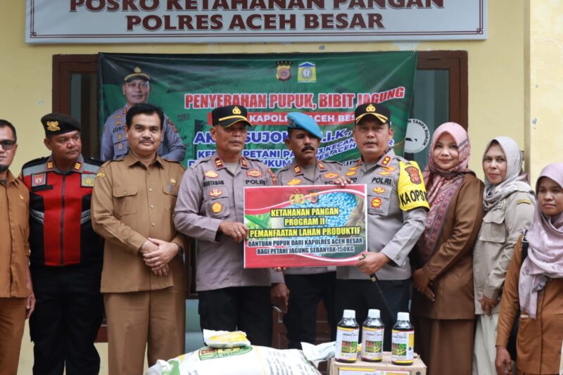 Kapolres Aceh Besar Serahkan Pupuk Dan Bibit Jagung, Wujud Nyata Sukseskan Program Ketahanan Pangan