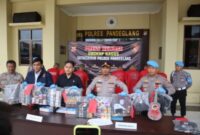 Kapolres Pandeglang AKBP Oki Bagus Setiadji (ketiga kanan) menunjukan barang bukti kejahatan. (TLii/Ichsan Sururi)