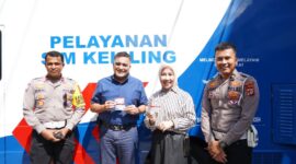 Mayor Jenderal TNI Niko Fahrizal, M.Tr. (Han), bersama Ketua Persit Kartika Chandra Kirana Daerah Iskandar Muda, Ny. Eva Niko Fahrizal, memberikan teladan dalam tertib berlalu lintas dengan mengikuti proses pembuatan Surat Izin Mengemudi (SIM) A dan C di depan Kantor Laka Lantas Polresta Banda Aceh, Jumat (3/1/2025).