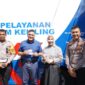 Mayor Jenderal TNI Niko Fahrizal, M.Tr. (Han), bersama Ketua Persit Kartika Chandra Kirana Daerah Iskandar Muda, Ny. Eva Niko Fahrizal, memberikan teladan dalam tertib berlalu lintas dengan mengikuti proses pembuatan Surat Izin Mengemudi (SIM) A dan C di depan Kantor Laka Lantas Polresta Banda Aceh, Jumat (3/1/2025).