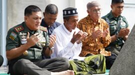 Mayor Jenderal TNI Niko Fahrizal, M.Tr. (Han), melakukan ziarah ke makam salah satu Pejuang Aceh, Teuku Nyak Makam, di Desa Lamnga, Kecamatan Mesjid Raya, Kabupaten Aceh Besar, pada Senin (6/1/2025).