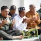 Mayor Jenderal TNI Niko Fahrizal, M.Tr. (Han), melakukan ziarah ke makam salah satu Pejuang Aceh, Teuku Nyak Makam, di Desa Lamnga, Kecamatan Mesjid Raya, Kabupaten Aceh Besar, pada Senin (6/1/2025).