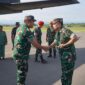 Mayor Jenderal TNI Niko Fahrizal, M.Tr.(Han), didampingi oleh Ketua Persit Kartika Chandra Kirana (KCK) Daerah IM Ny. Eva Niko Fahrizal, menyambut kedatangan Kepala Staf Angkatan Darat (Kasad) Jenderal TNI Maruli Simanjuntak, M.Sc., Rabu (08/01/24) pagi.
