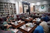 Mayor Jenderal TNI Niko Fahrizal, M.Tr.(Han), menerima audiensi dari Business Unit Manager PT. Indolok Bakti Utama, Bapak Hartono Limsky, beserta rombongan di ruang kerjanya pada Kamis (9/1/2025).