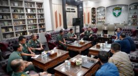 Mayor Jenderal TNI Niko Fahrizal, M.Tr.(Han), menerima audiensi dari Business Unit Manager PT. Indolok Bakti Utama, Bapak Hartono Limsky, beserta rombongan di ruang kerjanya pada Kamis (9/1/2025).