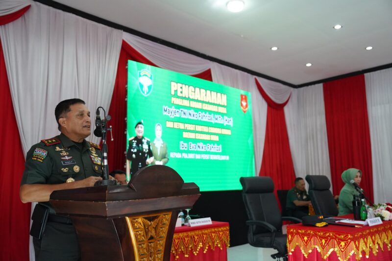 , Mayor Jenderal TNI Niko Fahrizal, M.Tr.(Han), didampingi Ketua Persit Kartika Chandra Kirana Daerah Iskandar Muda, Ny. Eva Niko Fahrizal, melaksanakan kunjungan kerja ke Satuan Detasemen Intelijen Kodam Iskandar Muda pada Jumat (17/1/2025).