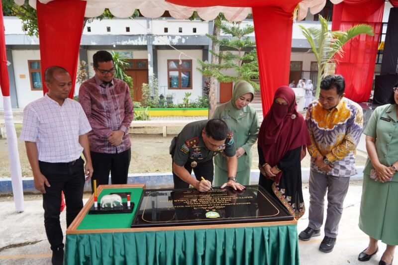 Mayor Jenderal TNI Niko Fahrizal, M.Tr.(Han), secara langsung meresmikan panggung siswa di SMA Negeri 2 Banda Aceh pada Sabtu, (18/1/25). 
