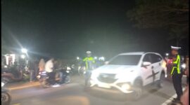 Personel Satlantas Polres Pidie Jaya mengatasi kemacetan di Area Pasar Malam Trienggadeng, Sabtu (18/1/2025) malam