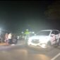 Personel Satlantas Polres Pidie Jaya mengatasi kemacetan di Area Pasar Malam Trienggadeng, Sabtu (18/1/2025) malam