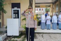 Kasat Binmas Polres Pidie Jaya, Ipda Zuhri Yusuf, S.H., bertindak sebagai pembina upacara,di SMUN 1 Meureudu ( 20-01-2025) foto. humas Polres.