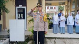 Kasat Binmas Polres Pidie Jaya, Ipda Zuhri Yusuf, S.H., bertindak sebagai pembina upacara,di SMUN 1 Meureudu ( 20-01-2025) foto. humas Polres.
