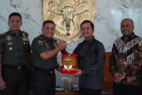 Mayor Jenderal TNI Niko Fahrizal, M.Tr.(Han), menerima audiensi dari Pembina Forum Komunikasi Industri Jasa Keuangan (FKIJK) Aceh, Bapak Daddi di Balee Sanggamara Makodam IM, pada Senin (20/1/25).