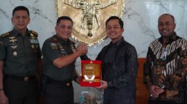 Mayor Jenderal TNI Niko Fahrizal, M.Tr.(Han), menerima audiensi dari Pembina Forum Komunikasi Industri Jasa Keuangan (FKIJK) Aceh, Bapak Daddi di Balee Sanggamara Makodam IM, pada Senin (20/1/25).