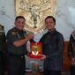 Mayor Jenderal TNI Niko Fahrizal, M.Tr.(Han), menerima audiensi dari Pembina Forum Komunikasi Industri Jasa Keuangan (FKIJK) Aceh, Bapak Daddi di Balee Sanggamara Makodam IM, pada Senin (20/1/25).