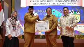 Pj.  Bupati Pidie Jaya Dr HT Ahmad Dadek, S.H, M.H,  Terima Penganugrahan Predikat Kepatuhan Penyelenggaraan Pelayanan Publik Tahun 2024 Dari Ombudsman di Anjong Mon Mata Pendopo Gubernur Aceh, Selasa (21/1/2024).(foto. Humpro Pijay)