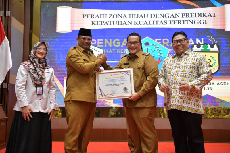 Pj.  Bupati Pidie Jaya Dr HT Ahmad Dadek, S.H, M.H,  Terima Penganugrahan Predikat Kepatuhan Penyelenggaraan Pelayanan Publik Tahun 2024 Dari Ombudsman di Anjong Mon Mata Pendopo Gubernur Aceh, Selasa (21/1/2024).(foto. Humpro Pijay)