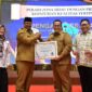 Pj.  Bupati Pidie Jaya Dr HT Ahmad Dadek, S.H, M.H,  Terima Penganugrahan Predikat Kepatuhan Penyelenggaraan Pelayanan Publik Tahun 2024 Dari Ombudsman di Anjong Mon Mata Pendopo Gubernur Aceh, Selasa (21/1/2024).(foto. Humpro Pijay)