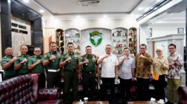 Mayor Jenderal TNI Niko Fahrizal, M.Tr. (Han), menerima audiensi dari Staf Khusus Menteri Hukum dan Hak Asasi Manusia (Menkumham) Bidang Isu Strategis, Bapak Fajrimei A. di ruang kerjanya, pada Selasa (21/1/2025).