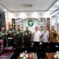 Mayor Jenderal TNI Niko Fahrizal, M.Tr. (Han), menerima audiensi dari Staf Khusus Menteri Hukum dan Hak Asasi Manusia (Menkumham) Bidang Isu Strategis, Bapak Fajrimei A. di ruang kerjanya, pada Selasa (21/1/2025).