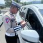 Personel Satlantas Polres Pidie Jaya Sedang Memeriksa Kelengkapan Surat Kendaraan pada patroli hunting sistem  Sabtu, (25-01-2025).foto.Ist