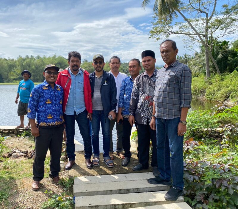 Muhammad Yusuf Kreh Kroh di damping Wakil Ketua I DPRK Pidie Jaya, Kevin Fahlevi Hasan, MM, bersama Wakil Ketua II Rusydi Abdullah, SE, dan Kabid Pengairan Dinas PUPR Pidie Jaya, Amir Hamzah Isa, ST, MT ,pastikan kondisi Waduk, di Trienggadeng,(17-1-2025) foto .ist