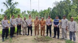 Kapolres Pidie Jaya, AKBP Ahmad Faisal Pasaribu, S.H., S.I.K., M.H., bersama jajaran terkait, melaksanakan pengecekan lahan jagung di Gampong Meunasah Lhok, Kecamatan Meureudu, Kabupaten Pidie Jaya, Selasa (7/1/2025) foto. Humas Polres