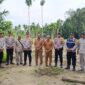 Kapolres Pidie Jaya, AKBP Ahmad Faisal Pasaribu, S.H., S.I.K., M.H., bersama jajaran terkait, melaksanakan pengecekan lahan jagung di Gampong Meunasah Lhok, Kecamatan Meureudu, Kabupaten Pidie Jaya, Selasa (7/1/2025) foto. Humas Polres